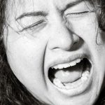 Umgang mit unheimlichen Nachrichten während des Langstrecken-Datings